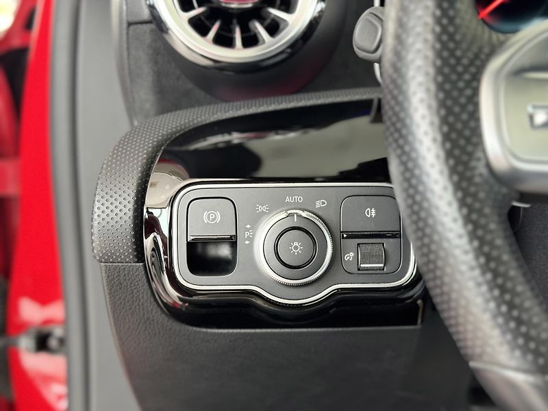 Mercedes-Benz Třídy A 200 AMG AUT*Panorama*Distronic - fotka 29 z 39