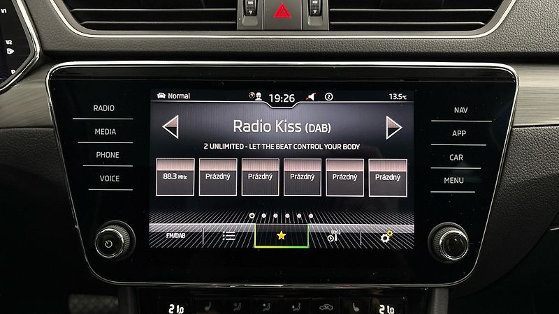 Škoda Superb 2.0 TDI DSG 4x4 Style Combi - fotka 11 z 30