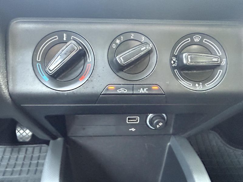 Škoda Fabia 1,0i 70kW  Klimatizace - fotka 18 z 19