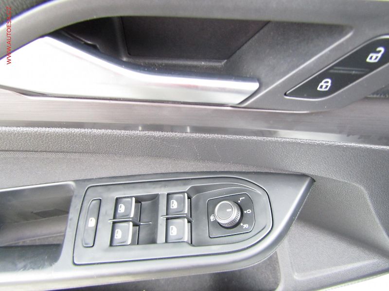Volkswagen Golf (2020) 1.5 TSi, Style, LED, navi - fotka 12 z 22