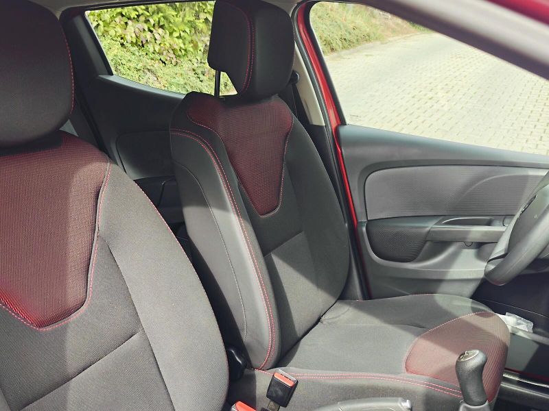 Renault Clio (2015) 1,2 16V 54 kW Limited - fotka 18 z 40