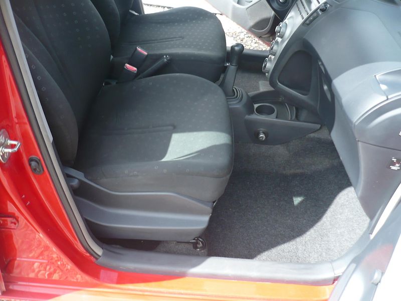 Toyota Yaris 1.0i 51Kw - fotka 14 z 24