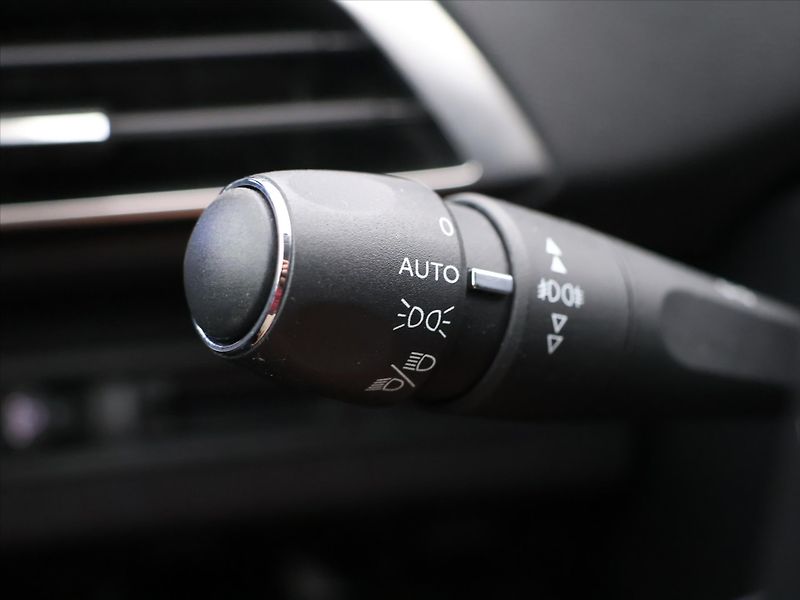 Peugeot 3008 1,2 PT 96kW CZ Allure 1Maj DPH - fotka 16 z 32