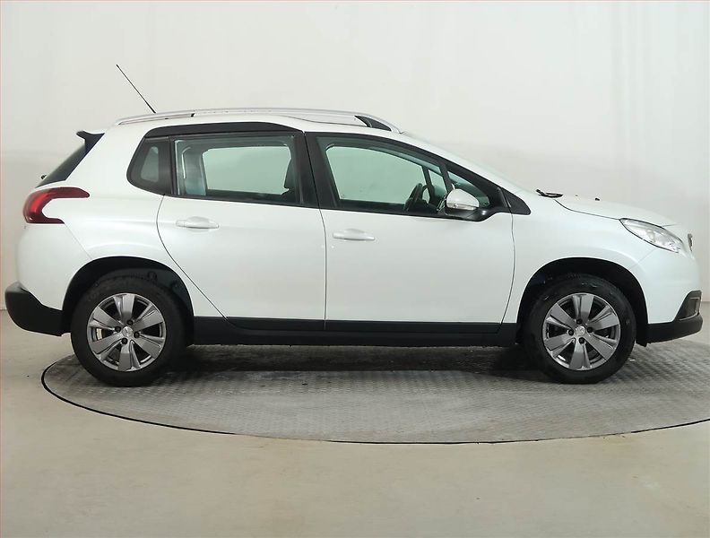Peugeot 2008 (2016) Active 1.2 PureTech - fotka 6 z 13