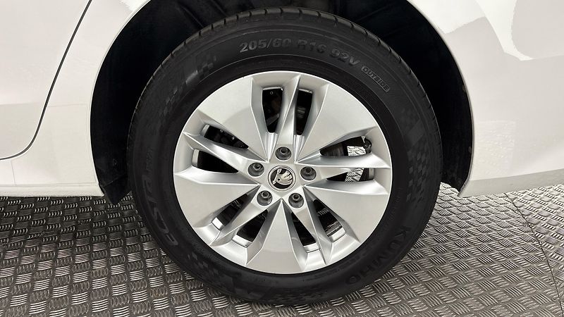 Škoda Octavia 2.0 TDI Ambition Combi - fotka 19 z 22