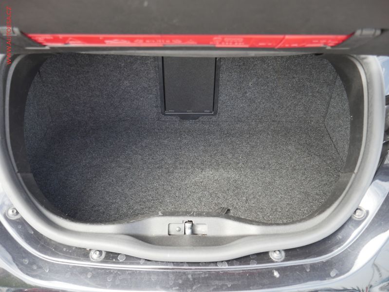 Volkswagen New Beetle (2003) 1.6 i, výhřev sed - fotka 7 z 15