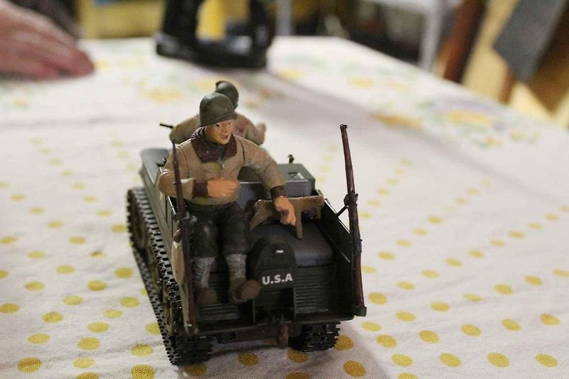 Luděk Novák propadl kouzlu RC modelů. Na snímku Hračka auta Unimog, předělaná na RC model.
