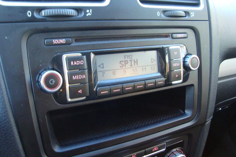 Volkswagen Golf (2011) VI.1.6TDi,ČR,S.kn1.MajSTK 8/27 - fotka 56 z 67
