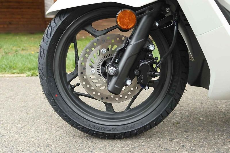 V loňském roce prošla Honda PCX modernizací, vylepšila motor, brzdy i kapotáž.