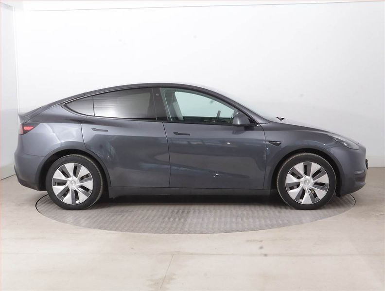 Tesla Model Y (2022) Long Range AWD 79kWh, SoH 90% - fotka 6 z 21