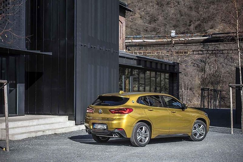 BMW X2.