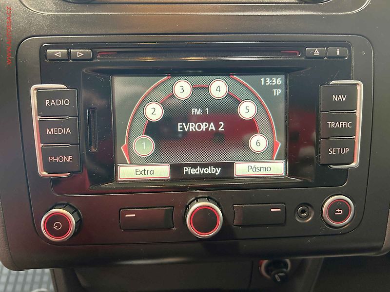 Volkswagen Touran (2011) 1.6 TDi, 2.maj, DSG, navi - fotka 13 z 16