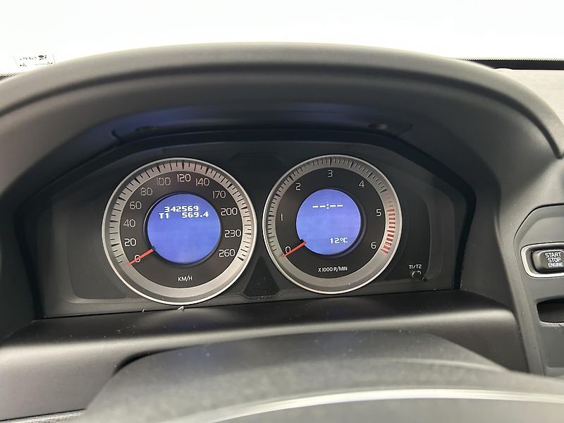 Volvo XC60 2.4 D4 4x4 Momentum - fotka 16 z 25