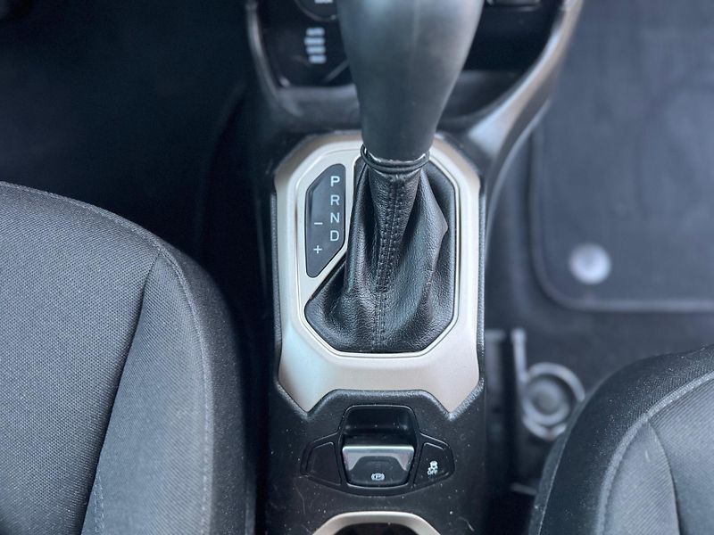 Jeep Renegade (2015) 2.4 AUTOMAT 4x4,SERVISNÍ KNIHA - fotka 24 z 30