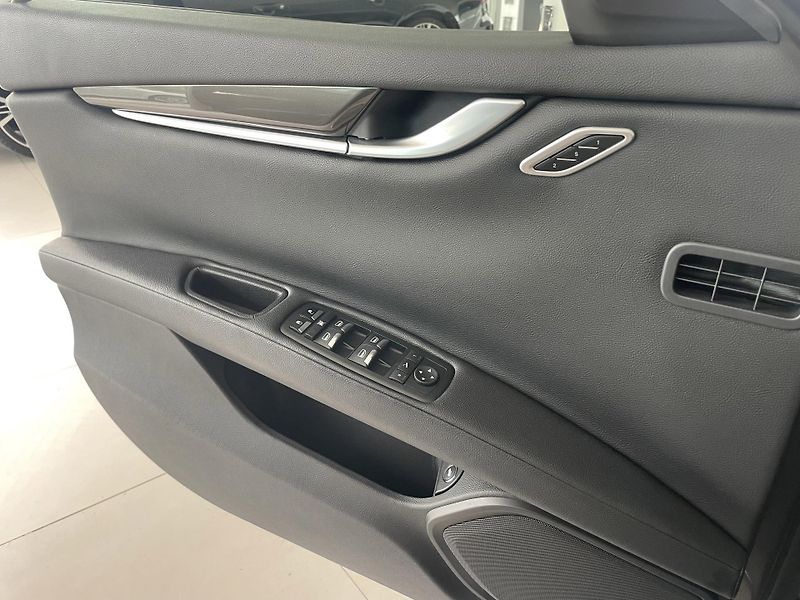 Maserati Ghibli SQ4 302kW*V6*KeyLess*TopStav - fotka 32 z 38