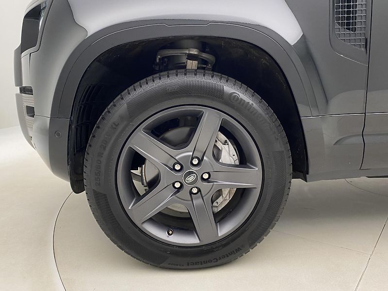 Land Rover Defender 110 D300 X-DYNAMIC AWD AUT CZ - fotka 33 z 49