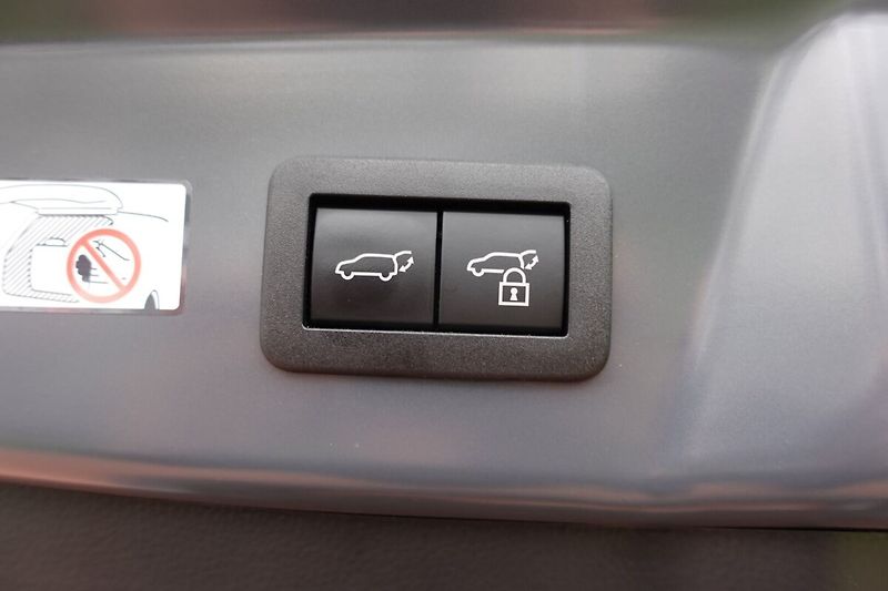 Toyota Prius 2,0 PHEV Plug-in Executive - fotka 17 z 36