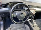 Volkswagen Passat (2017) 2.0 TDi, Highline, LED, navi - náhled 13