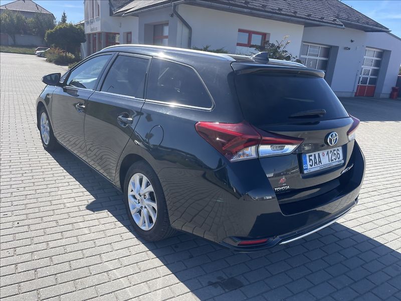 Toyota Auris 1,8 E-CVT Hybrid CZauto 1maj D - fotka 34 z 37