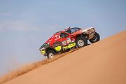 Účastníci Rallye Dakar zdolávají obrovské duny