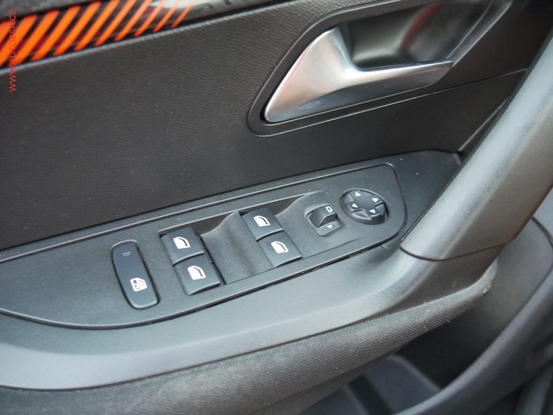 Peugeot 2008 (2020) 1.2 PT, 2.maj,ČR, AC, temp - fotka 12 z 17