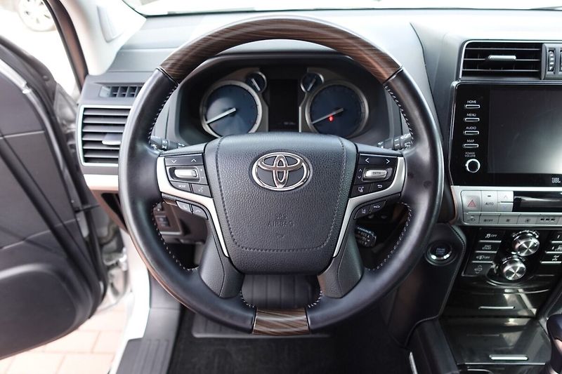 Toyota Land Cruiser 2.8 D-4D Executive Family 7mís - fotka 19 z 38