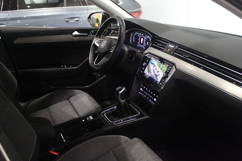 Volkswagen Passat Variant (2023) Manuál 110kW Matrix Tažné - fotka 20 z 29