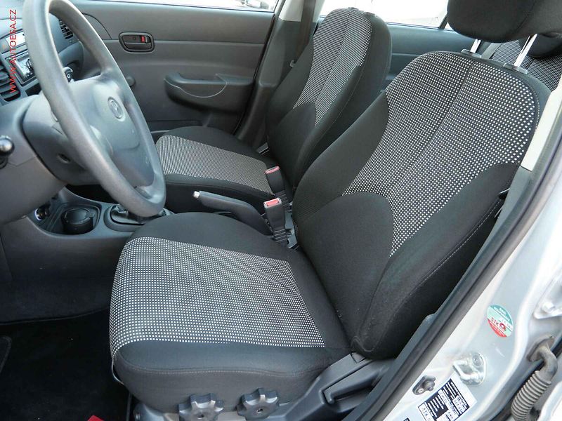 Hyundai Accent (2010) 1.4i, 1.maj,ČR, TZ, park - fotka 9 z 14