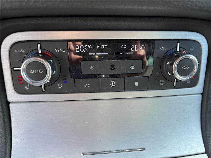 Volkswagen Touareg 3,0 TDi V6 180KW 4x4 TAŽNÉ - fotka 22 z 50