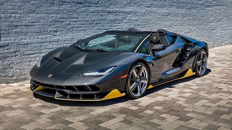 Rozbalování vzácného supersportu Lamborghini Centenario Roadster.