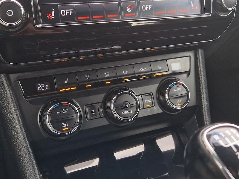 Škoda Superb 2,0 TDI 4x4 WEBASTO KAMERA TAŽ - fotka 25 z 41