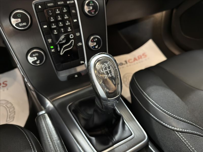 Volvo V40 1,6   D2 MOMENTUM BI-XEN VÝHŘE - fotka 18 z 42