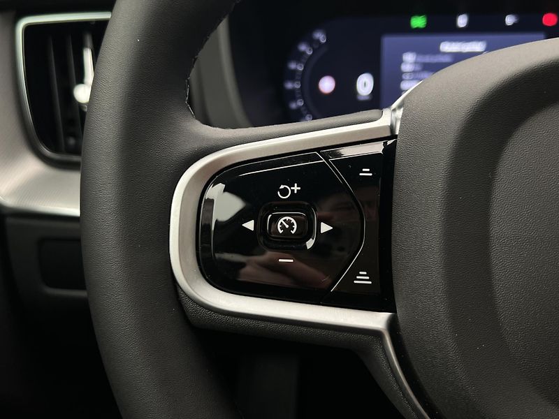 Volvo XC60 B5 AWD BLACK EDITION PLUS AUT  - fotka 26 z 43