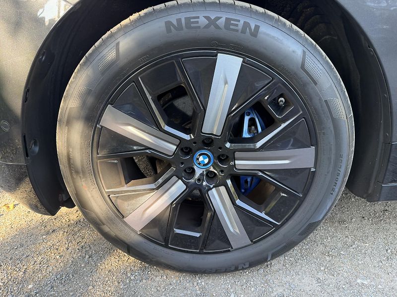 BMW iX xDrive40 SPORT H&K SkyLounge - fotka 32 z 33