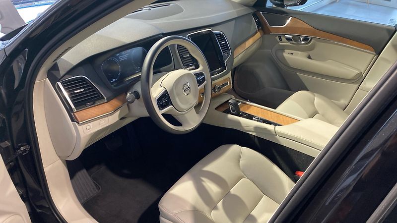 Volvo XC90 MOMENTUM PRO, B5 AWD, 173+10 k - fotka 7 z 32