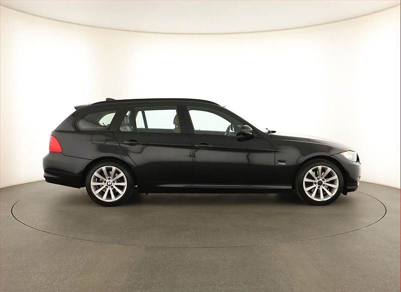 BMW Řada 3 (2011) 320 d xDrive, 4X4, Automat - fotka 6 z 17