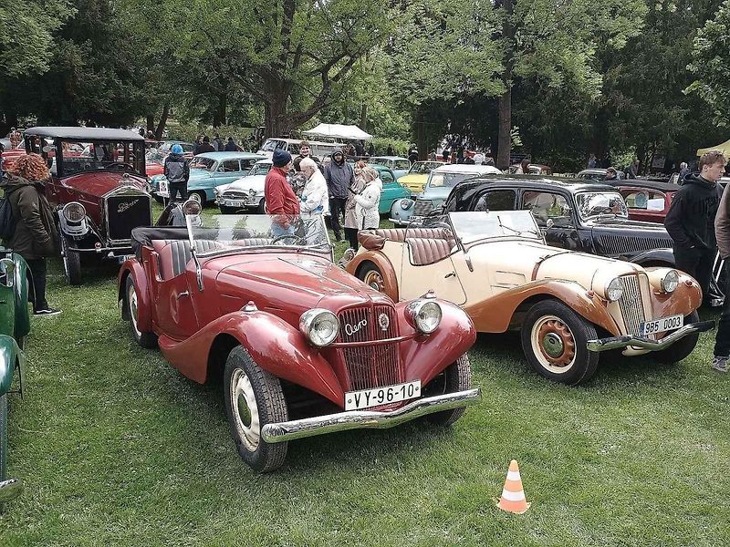 Habrovany cestovaly časem. Park zaplnily historické automobily i motorky.