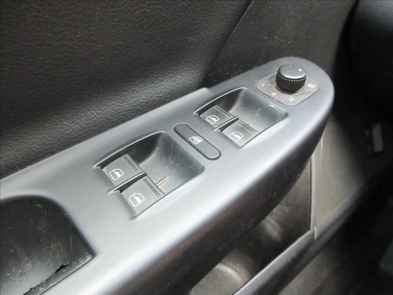Volkswagen Passat 2,0 FSi 110Kw, 4x4, Kůže, xeno - fotka 21 z 24