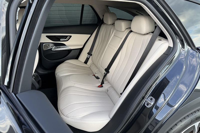 Mercedes-Benz Třídy E (2025) E 300de 4Matic Allterrain - fotka 23 z 89
