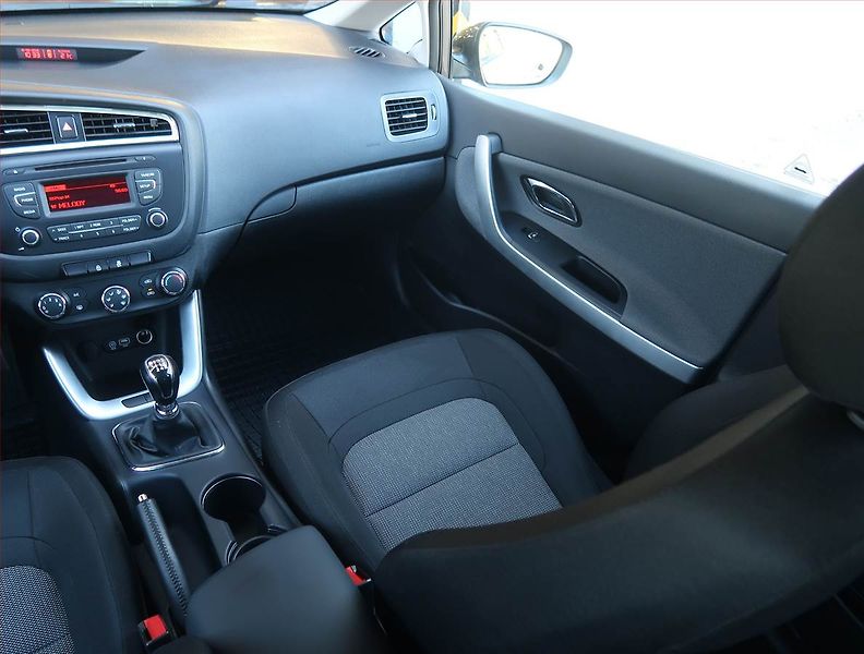 Kia Ceed (2016) 1.4 CVVT, Serv.kniha, Tempomat - fotka 8 z 16