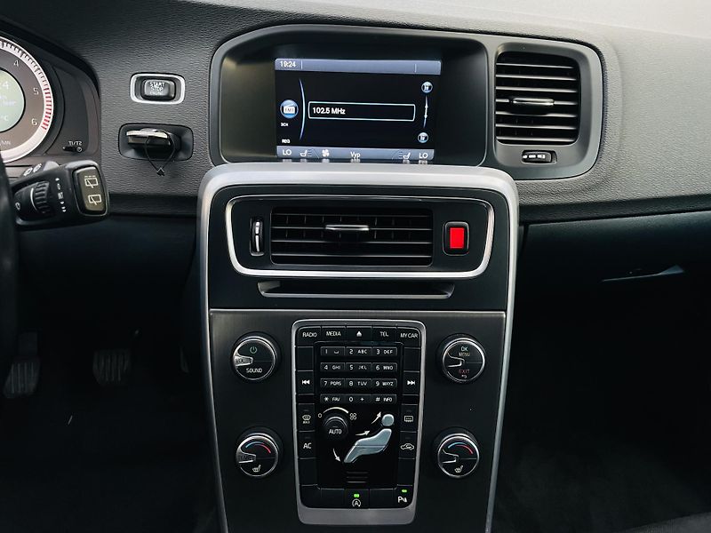 Volvo V60 2.4D5 MANUÁL VÝHŘEV SERVISKA - fotka 35 z 44