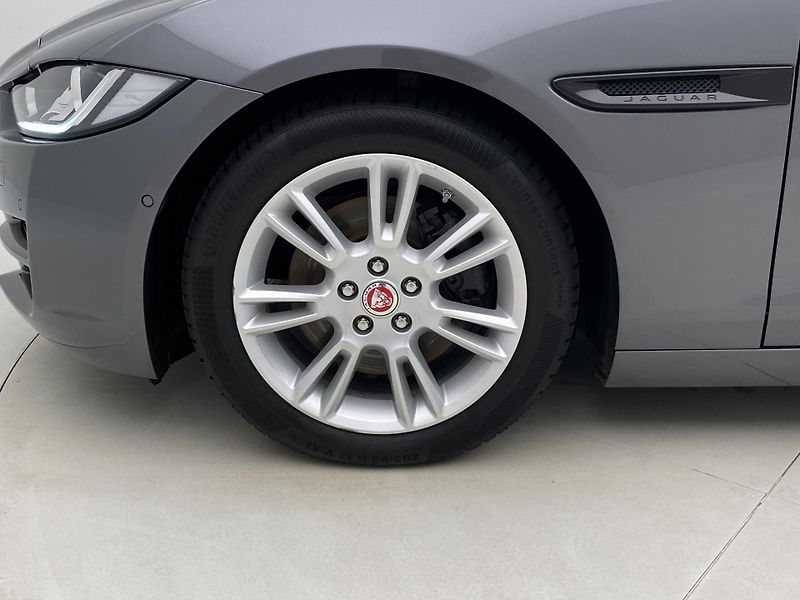 Jaguar XE 2.0D 132kW PURE AUT  - fotka 32 z 40