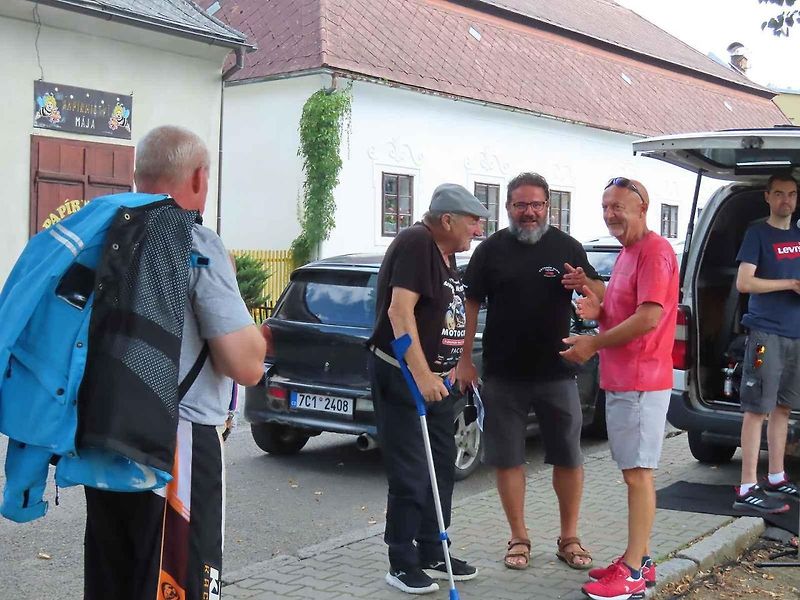 V pořadí 9. ročník srazu veteránů v Chýnově na Táborsku se v neděli 18. srpna dopoledne těšil velké návštěvnosti z řad účastníků i diváků.