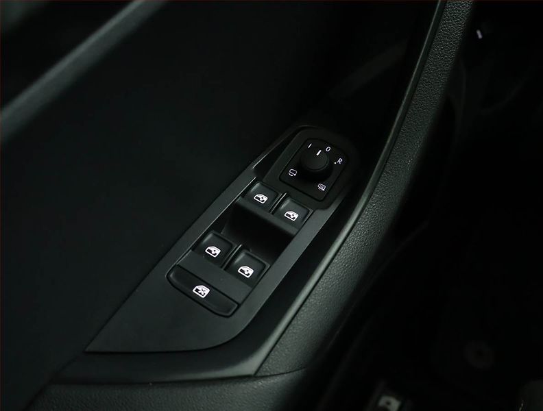 Škoda Karoq (2023) Sportline 1.5 TSI - fotka 16 z 17
