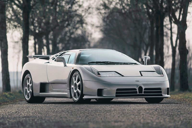 Schumacher si převzetí auta užil se zaměstnanci továrny.