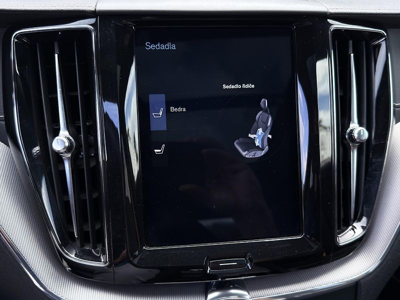 Volvo XC60 T8 AWD POLESTAR engineered - fotka 32 z 52