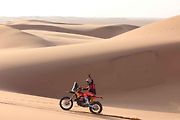 Účastníci Rallye Dakar zdolávají obrovské duny