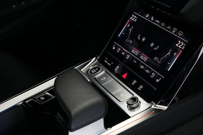 Audi e-tron 55 300kW Pano NightV HUD Tažné - fotka 28 z 50
