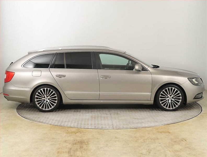 Škoda Superb (2014) Laurin&Klement 3.6 FSI V6 - fotka 6 z 23
