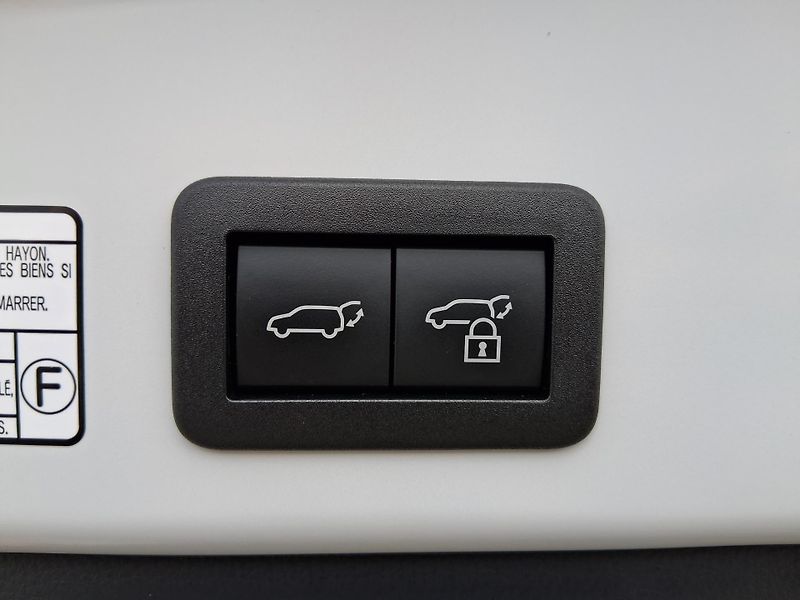 Toyota Corolla Cross EXECU. JBL 2.0 Hyb. 4x4 143 kW - fotka 32 z 36